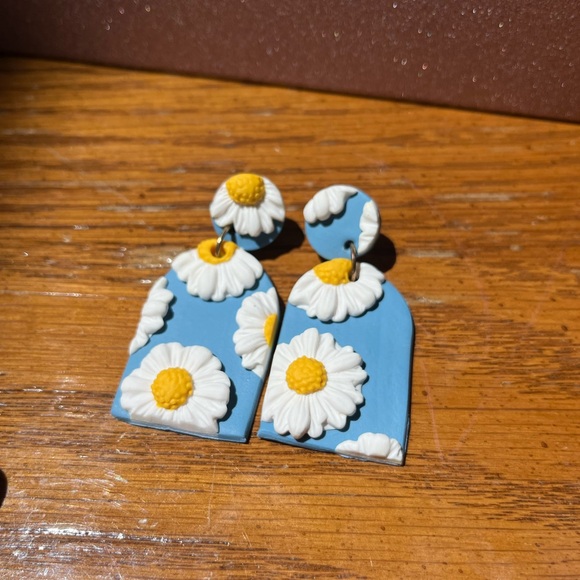 Clay daisy earrings - Picture 2 of 3